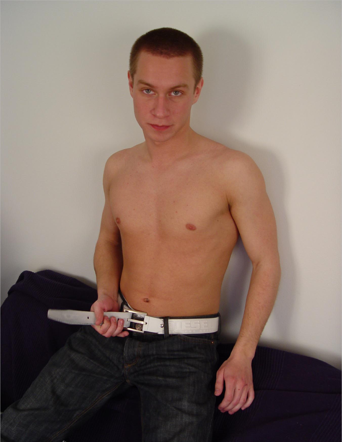 gay torse poilu beau mec blond nu gay torse poilu beau mec blond nu